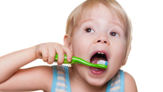niño cepillándose los dientes