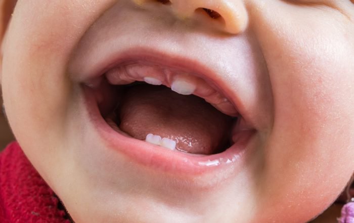 Niño saliéndole los dientes