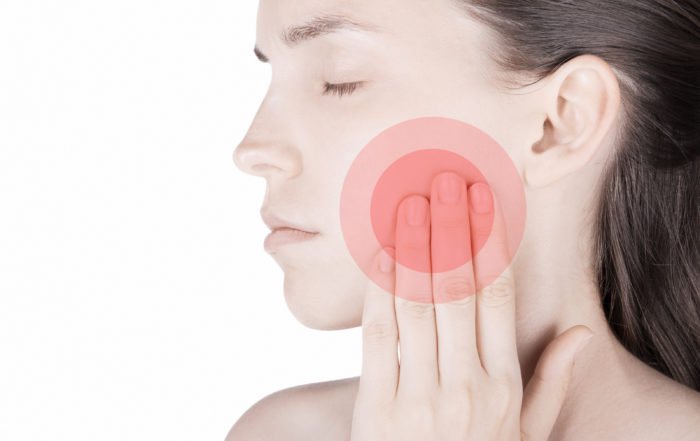 mujer con dolor de muelas